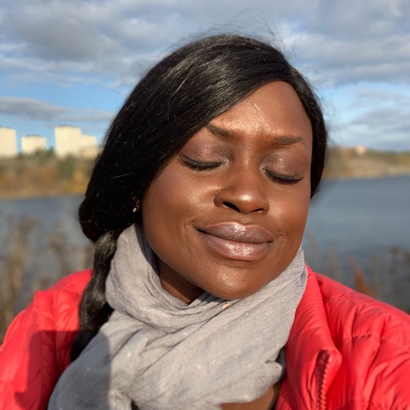 Poshmark Ambassador • 🇨🇦 • Model • Actor - Picture 8 of 15